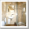 Bad mit Dusche und WC
